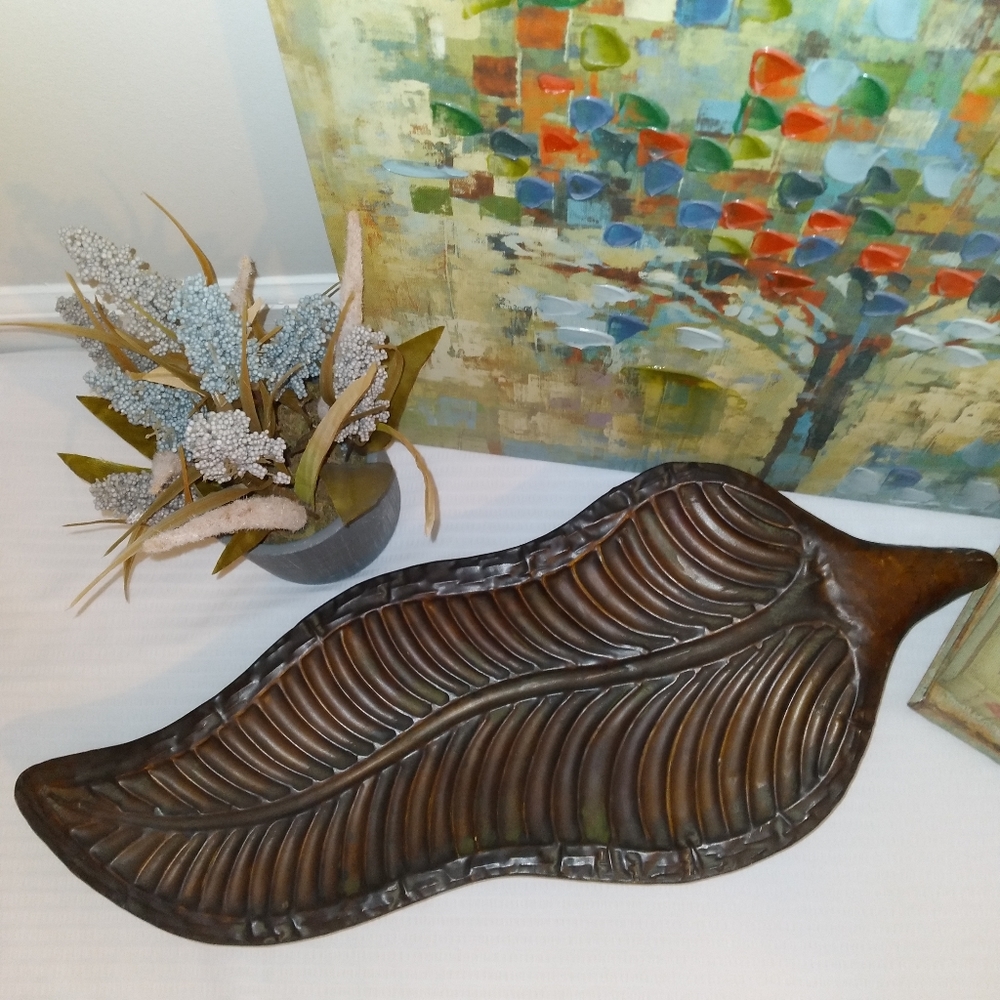 Metal leaf table decor 9x24 in.